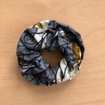 Scrunchie mit Muster aus Baumwolle grau weiss