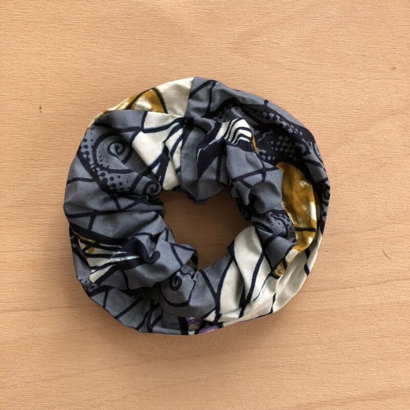 Scrunchie mit Muster aus Baumwolle grau weiss