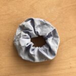 Scrunchie mit Muster aus Baumwolle hellblau