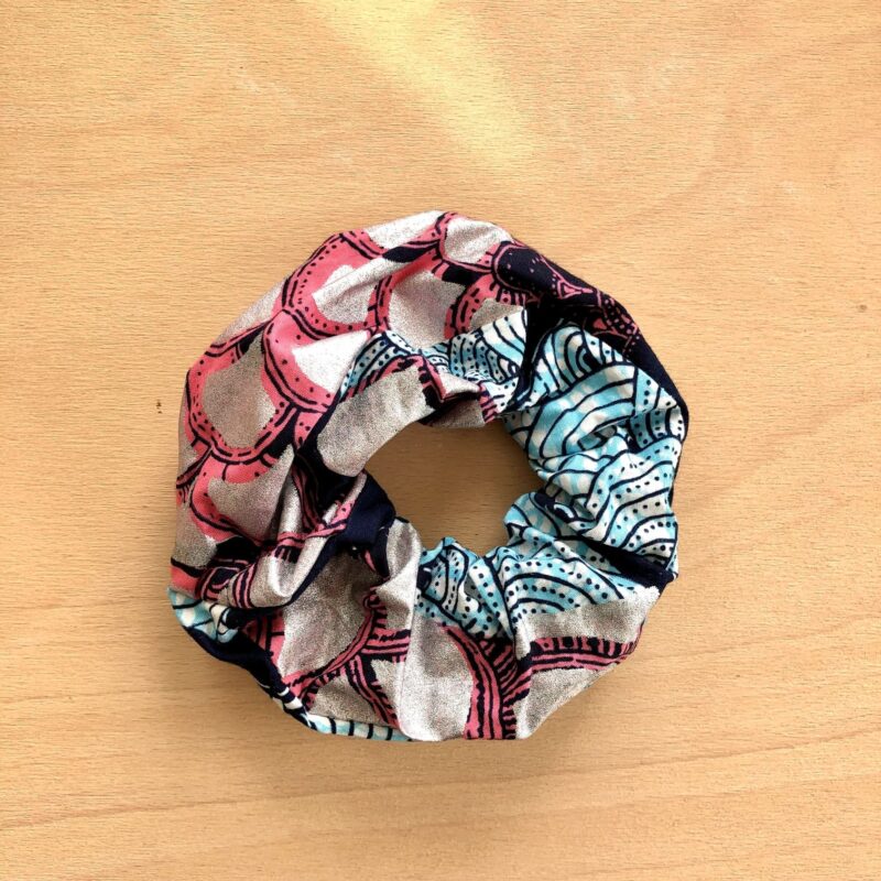 Scrunchie mit Muster aus Baumwolle silber blau pink